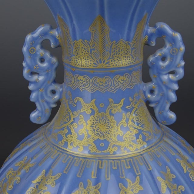 1900s Chinese Porcelain Qing Dynasty Qianlong Marked Blue Ground Gold Decoration Garlic Head Vase For Sale In Seattle - Image 6 of 7