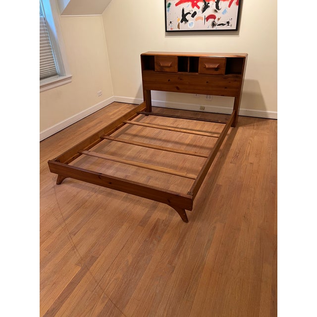 We are offering a mid-century modern full-size bed frame from the Franklin Shockey Company. Part of the "Sculptured Pine"...