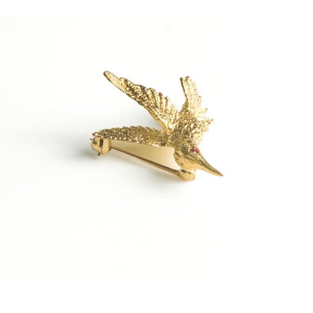 14k Yellow Gold Hummingbird Brooch 1 Inch For Sale - Image 4 of 11