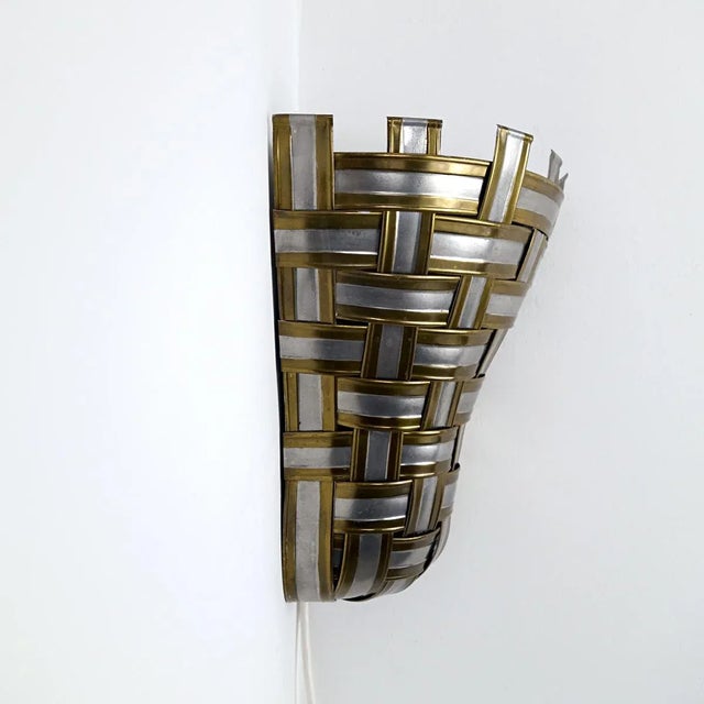 1960s Hollywood Regency Interwoven Aluminium and Brass Corner Sconces, 1960s, Set of 4 For Sale - Image 5 of 9