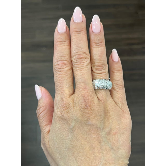 This stunning 2.10 ct diamond ring is perfect for any special occasion or as an elegant addition to your jewelry...