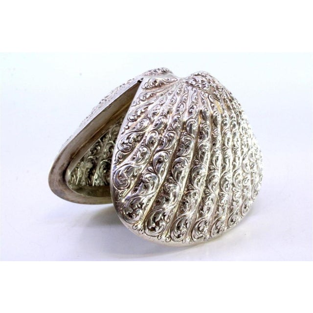 Metal Clam-Shaped Silver Shell with Reliefs and Double Hinged Lid For Sale - Image 7 of 9