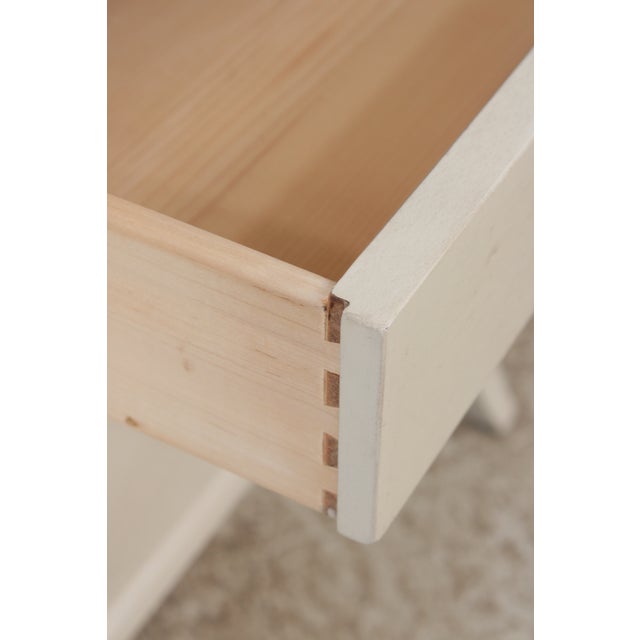 Wood Pair of Hickory Chair 1 Drawer Mariette Himes Gomez Nightstands For Sale - Image 7 of 18