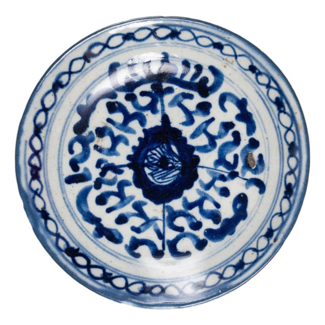 Chinese Blue & White Trailing Vines Plate, C. 1850 For Sale