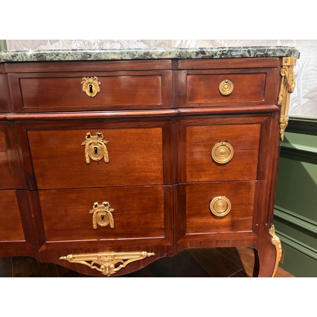 French Late 18th Century Louis XV/XVI Transitional Gilt-Bronze-Mounted Mahogany Commode For Sale - Image 3 of 12