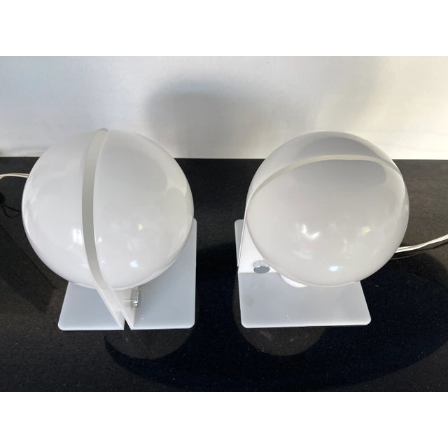 Pair of Lucite Lamps Sirio by Brazzoni Lampa for Harvey Guzzini. Italy, 1970s For Sale - Image 10 of 13