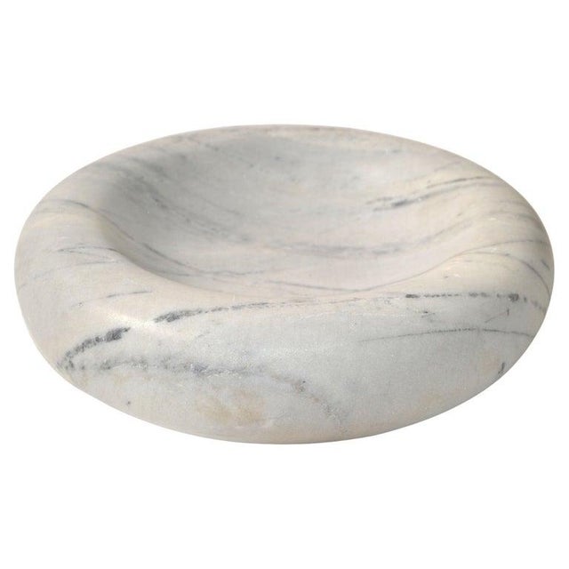 20th century Mid-Century Modern handmade veined white Carrara marble bowl, plate, centerpiece made in Italy. This Bowl is...