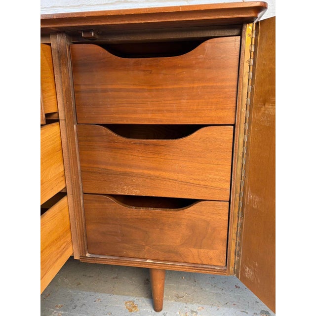 Brown Mid 20th Century Modern Walnut Lowboy Dresser by Young Mfg., Attributed For Sale - Image 8 of 18