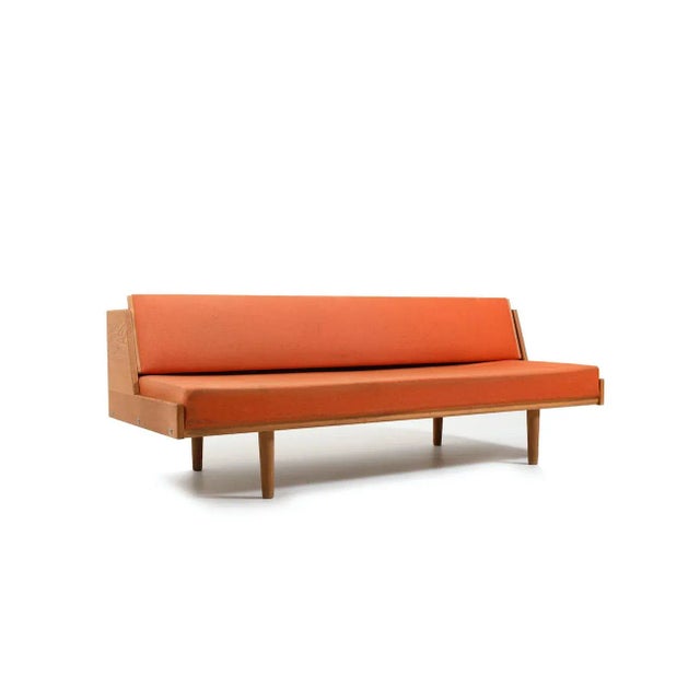 Daybed GE-258 in oak by Hans J. Wegner for Getama 1954. Early version with firm upholstery (mattress cannot be removed)....