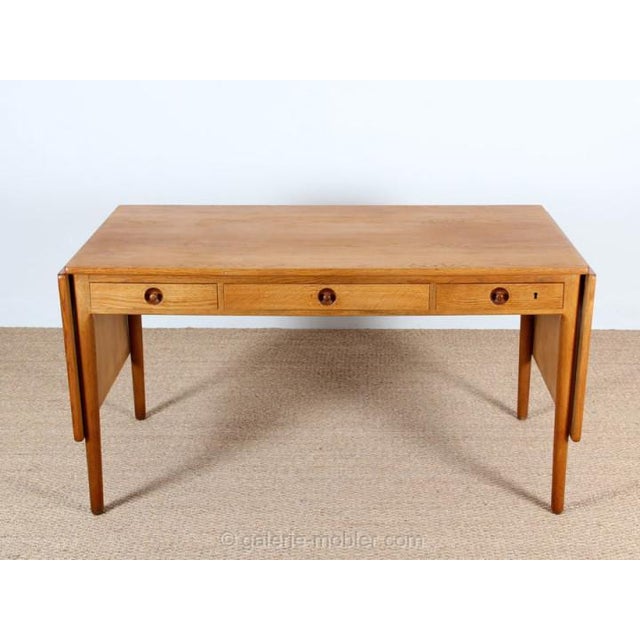 Year 1955 Condition Very good condition. Dimensions Height: 73 cm. Length: 140 to 231 cm. Depth: 75.5 cm. Material Oak...