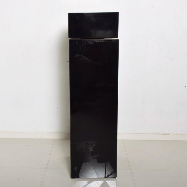 Karl Springer 1980s Post Modern Black & White Acrylic Pillar Sculptural Pedestal Stand For Sale - Image 4 of 7