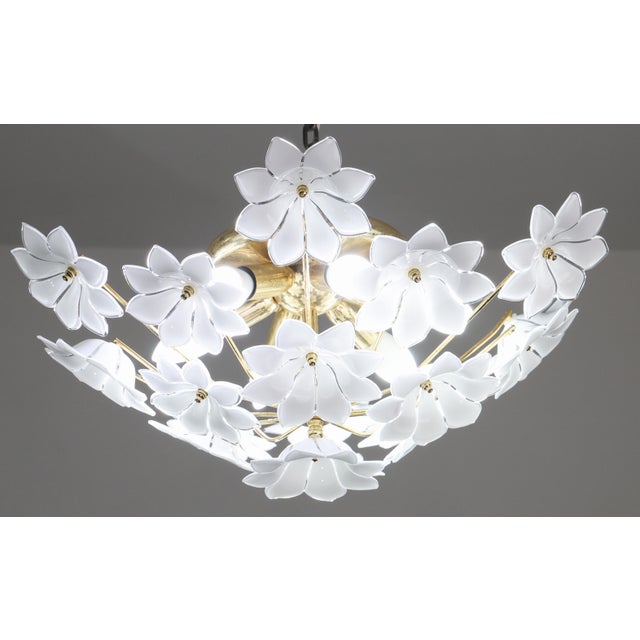 Vintage Murano glass chandelier full of white flowers. The chandelier has 6 light points with E14 connection, possible to...