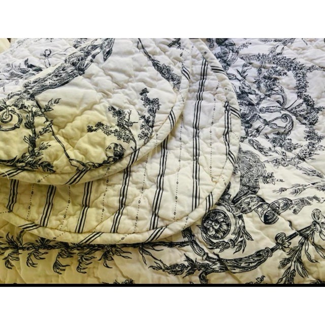 Vintage French Country Toile Quilt, Black and White Cotton Bedspread, Scalloped Edge, Full/Queen For Sale - Image 13 of 18