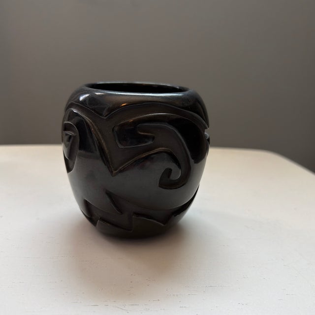 Late 20th Century Vintage Black Santa Clara Pueblo Vase Signed by Billy Cain. For Sale - Image 5 of 6