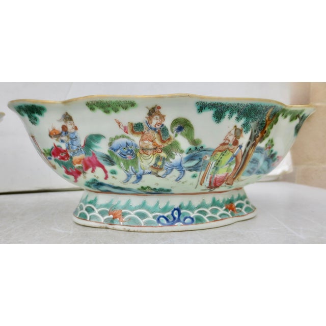 Pair of Antique Chinese Rose Medallion Bowls- A Pair of 2 For Sale In New York - Image 6 of 17