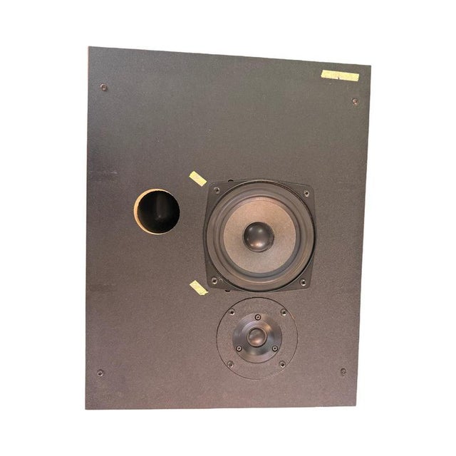 Set of two passive speakers by bang & olufsen. Made in 1986, still looking amd sounding amazing. The front covers showcase...