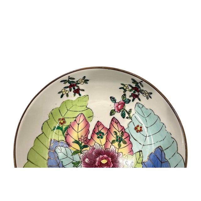 A lovely, vintage Tobacco Leaf bowl. Features a Chinoiserie style, porcelain ware bowl adorned with a tobacco leaf...