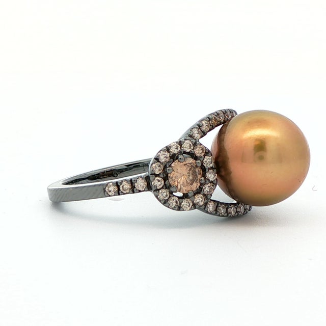 Contemporary 18k White Gold Black Rhodium Gold Pearl & Chocolate Diamond Ring Size 5.25 For Sale - Image 3 of 10