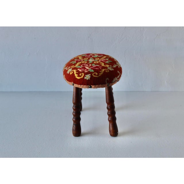 Vintage Mid-Century Turned Wood Legs Needlepoint Footstool Ottoman For Sale In Miami - Image 6 of 10