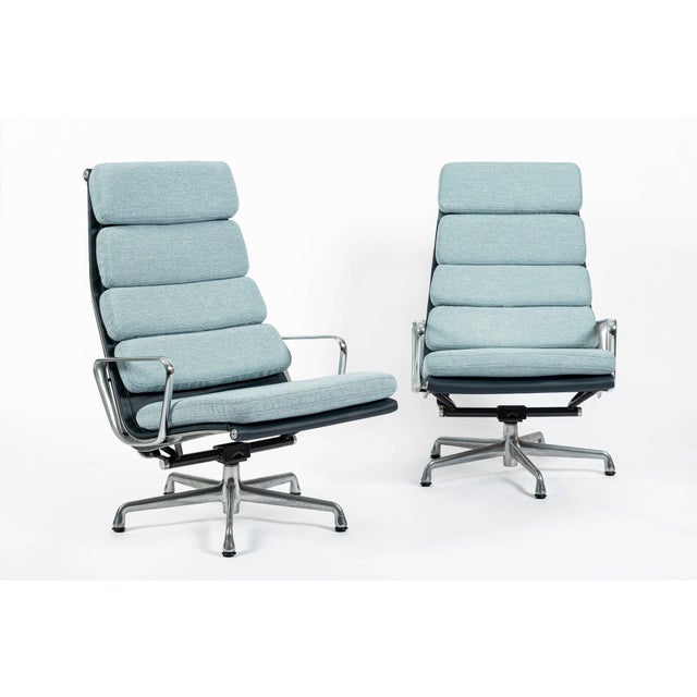 Mid-Century Modern Pair of Eames Soft Pad Recliners for Herman Miller, Blue Gray Aluminum Group Lounge Chairs For Sale - Image 3 of 17
