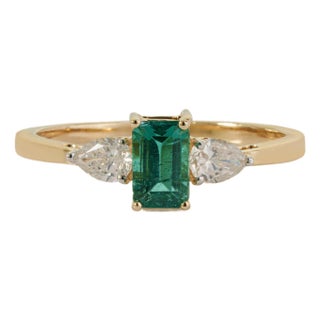 VRJewels 14k Gold Three-Stone Natural Emerald Pear Diamond Ring Size 9 For Sale