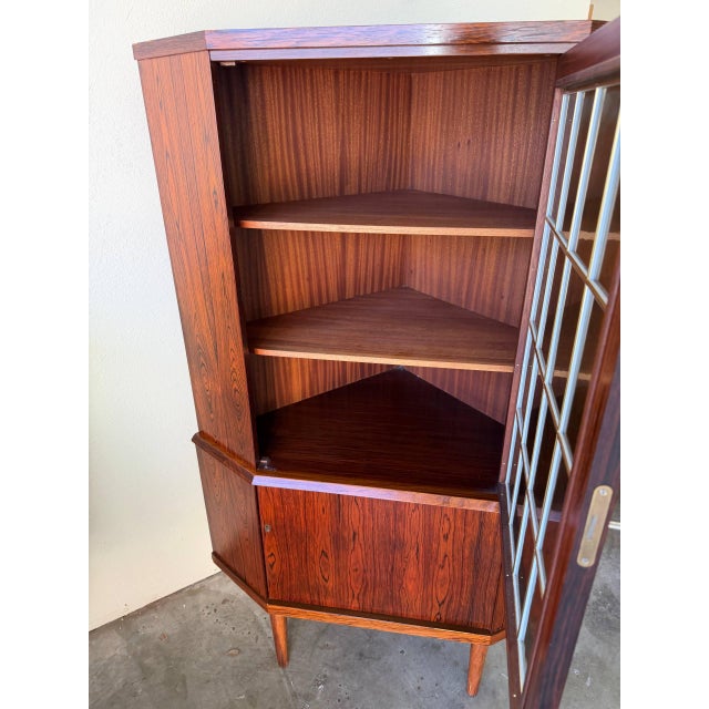 Mid Century Danish Rosewood Corner Cabinet – Vintage Scandinavian Display Cabinet 1960s For Sale - Image 4 of 10