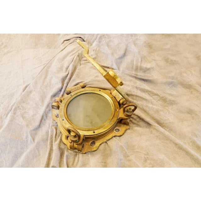 They belong to an American frigate of the 50s, have three pieces, the frame, the window with glass and the contraventana\....