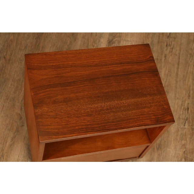 Wood Stanley Furniture Mid Century Modern Pair of Walnut Nightstands For Sale - Image 7 of 18