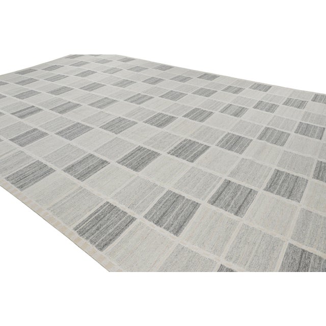 2010s Rug & Kilim’s Oversized Scandinavian Style Rug in Gray & White Geometric Pattern For Sale - Image 5 of 9
