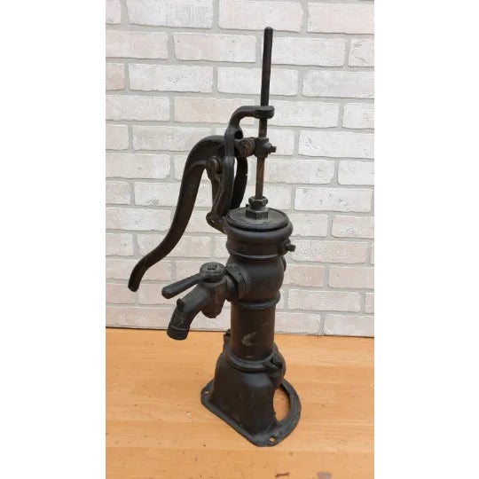 Early 20th Century Antique American Black Cast Iron Farm Well Water Pump For Sale - Image 5 of 10