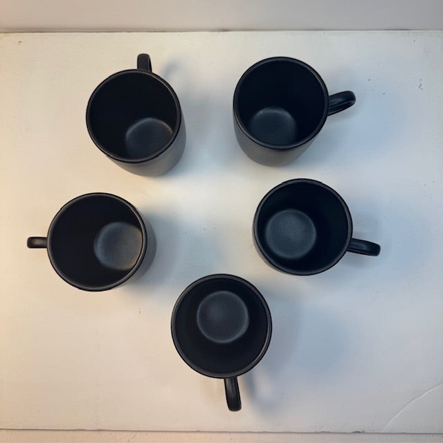 A beautiful set of five vintage Heath Ceramics studio mugs, designed by renowned ceramicist Edith Heath. These mugs...