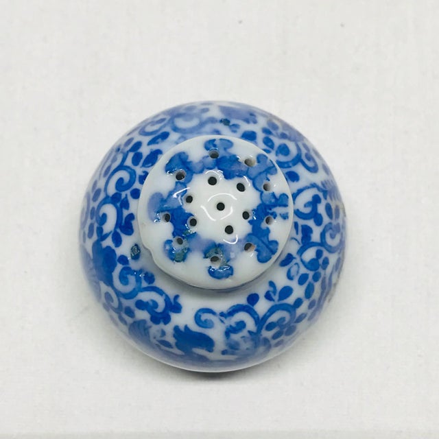 Chinoiserie Blue and White Chinoiserie Salt or Pepper Shaker For Sale - Image 3 of 5