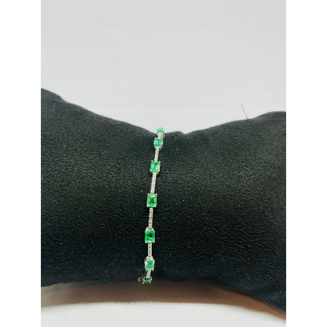 Elegant 18k Gold Emerald 3.22ct & Diamond 0.39ct Bracelet, New For Sale In New York - Image 6 of 10