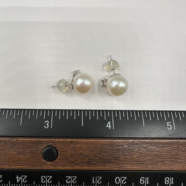 Early 21st Century Pearl and Diamond Stud Earrings in 14kt White Gold – 9mm Round Pearls, New, A Pair For Sale - Image 5 of 5