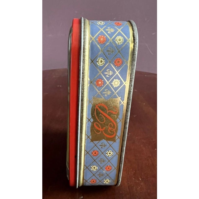Elizabeth II Coronation Memorial Toffee Tin. Anglophile Collectors Item. 1953. For Sale - Image 4 of 9