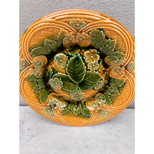 French Country Large French Majolica Strawberries Plate, Circa 1890 For Sale - Image 3 of 4