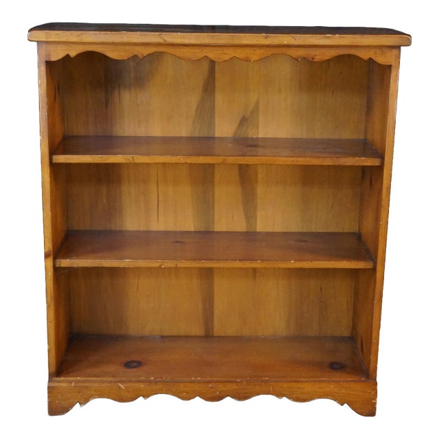 Vintage Early American Colonial Style Low Profile Scalloped Pine Bookcase Shelf For Sale