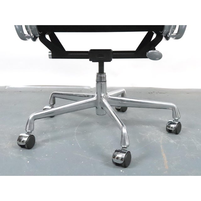 Late 20th Century Eames Style Black Leather Herman Miller Aluminum Group Chair For Sale - Image 9 of 15