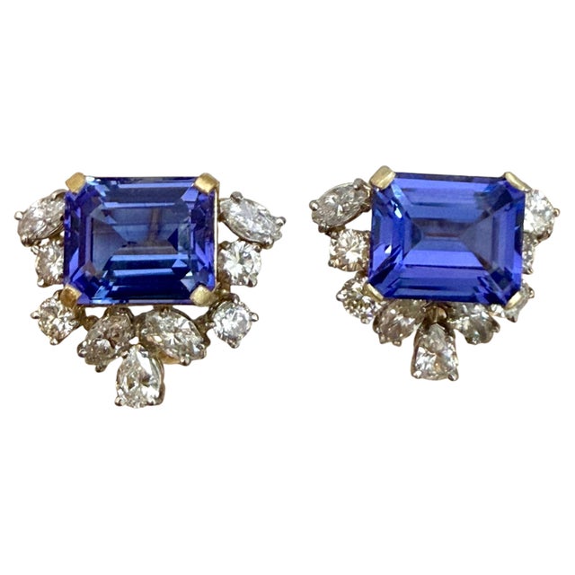 Modern 13 Carat Emerald Cut Tanzanite & 5 Carat Diamond 18 Karat Two Tone Gold Earring For Sale - Image 3 of 8