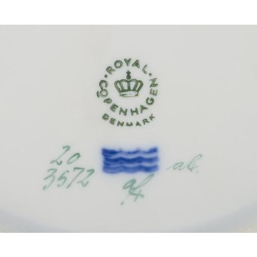 Flora Danica Lunch Plate in Hand-Painted Porcelain with Flowers from Royal Copenhagen, 1963 For Sale - Image 6 of 7