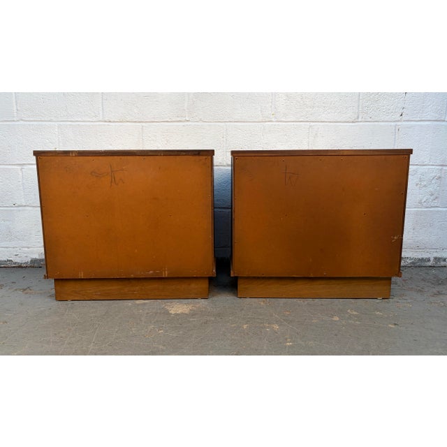 Mid 20th Century Modern Pair of Walnut and Burl Nightstands by Young Manufacturing, Attributed For Sale - Image 13 of 13