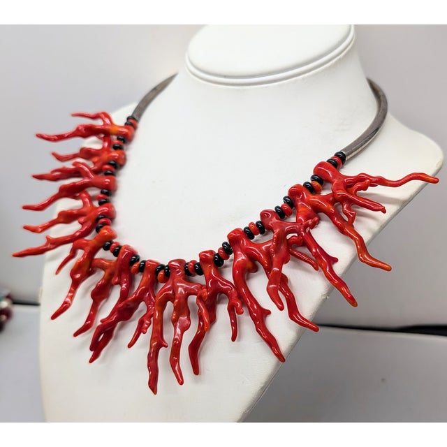 Vintage 1980s Signed Sharra Pagano Italy Silvertone Faux-Coral & Black Beaded Collar Necklace For Sale - Image 4 of 7