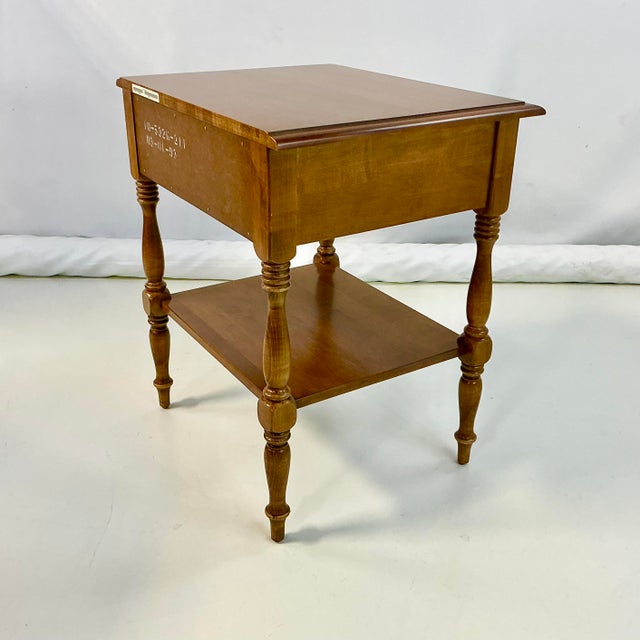 1970s Vintage Ethan Allen Americana Traditional Heirloom Nutmeg Maple Side Table For Sale - Image 12 of 14