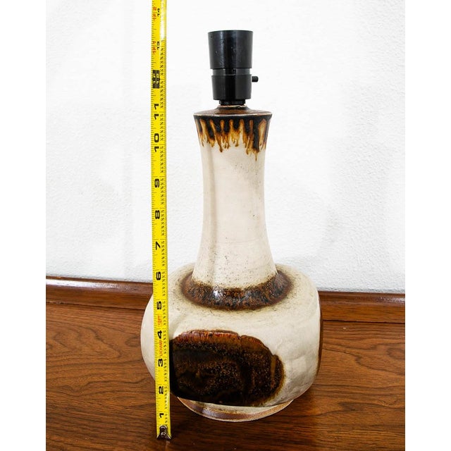 1960s Mid Century Modern Table Lamp Ceramic Stoneware Axella Studio Brown Tan For Sale - Image 10 of 10