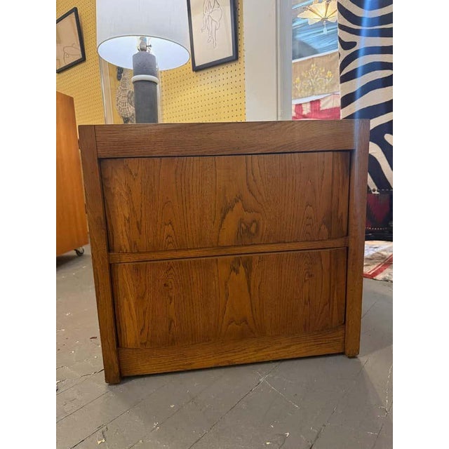 Mid-Century Modern Pair of Midcentury Walnut Nightstands, From Huxley Collection by Thomasville For Sale - Image 3 of 9