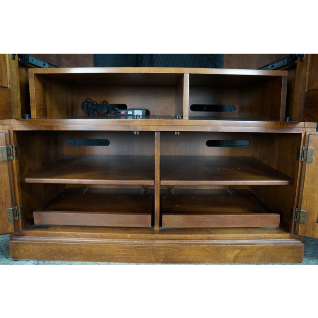 Brown Late 20th Century Ethan Allen Country Crossing Maple Tv Media Entertainment Cabinet 17-9700 For Sale - Image 8 of 18