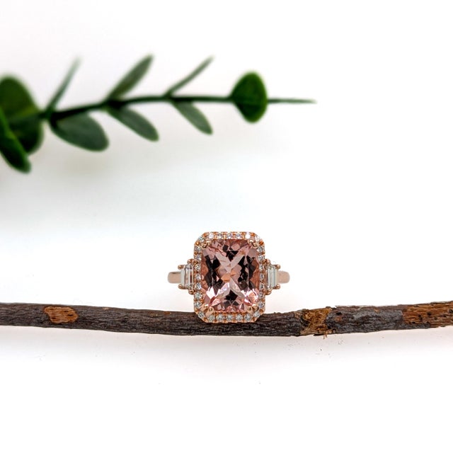 Contemporary 3.7 Carat Morganite Ring With Earth Mined Diamonds in Solid 14k Gold For Sale - Image 3 of 6