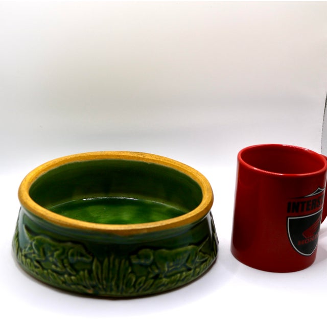 1930s Art Deco Green Glazed Hunting Dog Stoneware Pet Bowl Attributed to McCoy or RRP Co. For Sale - Image 9 of 9