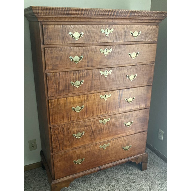 Chippendale Important American Chippendale Figured Maple Tall Chest-of-Drawers Rhode Island, United States 1760-1780 For Sale - Image 3 of 8