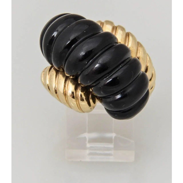 1960s Stylized Ribbed Onyx Yellow Gold Cocktail Ring size 6.75 For Sale In Miami - Image 6 of 10